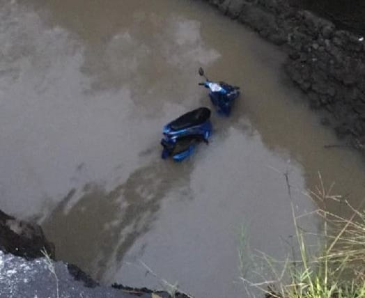 Cuek Dengan Penanda Jalan, Pengendara Motor Terperosok Ke Sungai