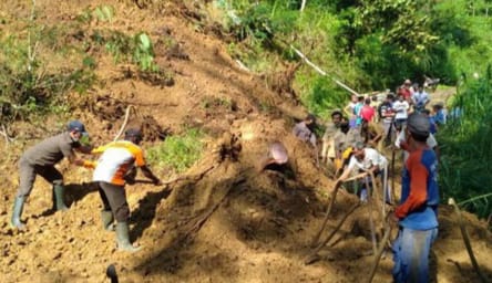 Perbukitan Setinggi 50 Meter Longsor Buat Aktifitas Lumpuh