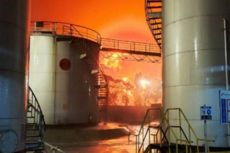 Kilang Minyak Pertamina di Cilacap Terbakar Diduga Karena Tersambar Petir