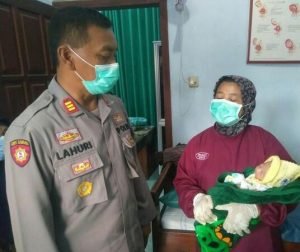Penemuan Bayi Baru Satu Jam Dilahirkan di Pekarangan Bikin Ngeri