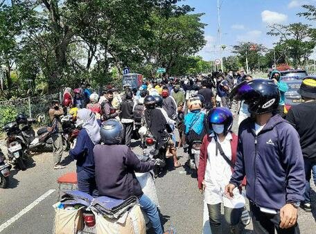 Pengendara Yang Melintas di Jembatan Suramadu Kini Wajib Swab Masal