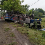 Bus Sumber Selamat Ugal Ugalan Berakhir Nyungsep 11 Penumpang luka-luka