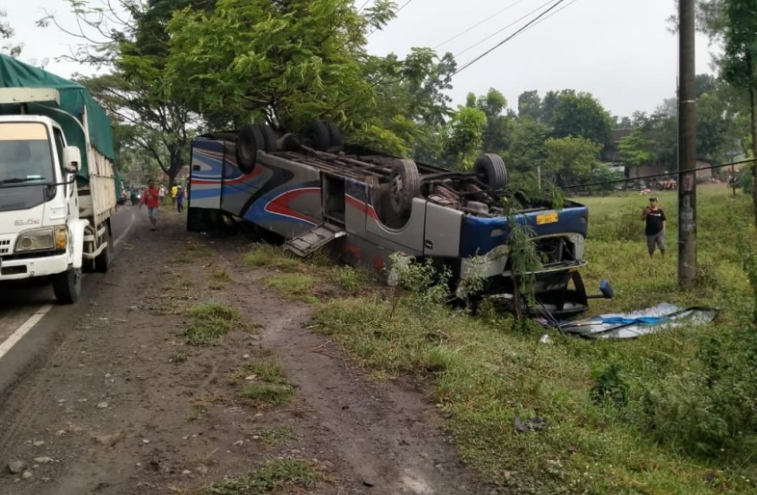 Bus Sumber Selamat Ugal Ugalan Berakhir Nyungsep 11 Penumpang luka-luka