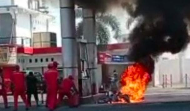 Suzuki Satria F Ludes Terbakar Saat Isi BBM di SPBU