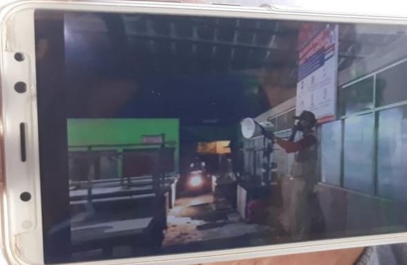 Viral, Petugas Pasar di Pasuruan Sosialisasi Prokes Ke Makhluk Gaib