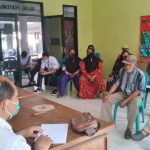 Warga Bangun Gruduk Balai Desa Pertanyakan Aliran Uang Retribusi Pengelolaan Limbah