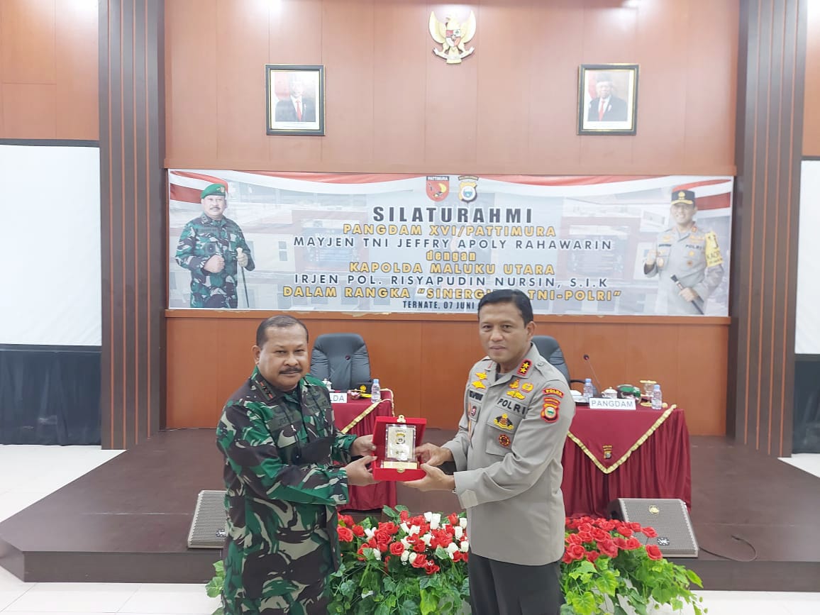 https://www.google.com/maps/search/polda+maluku+utara/@0.7626851,127.3318009,16z/data=!3m1!4b1 Pejabat Pangdam XVI/Pattimura Baru, Bersilaturahmi Ke Kapolda Maluku Utara