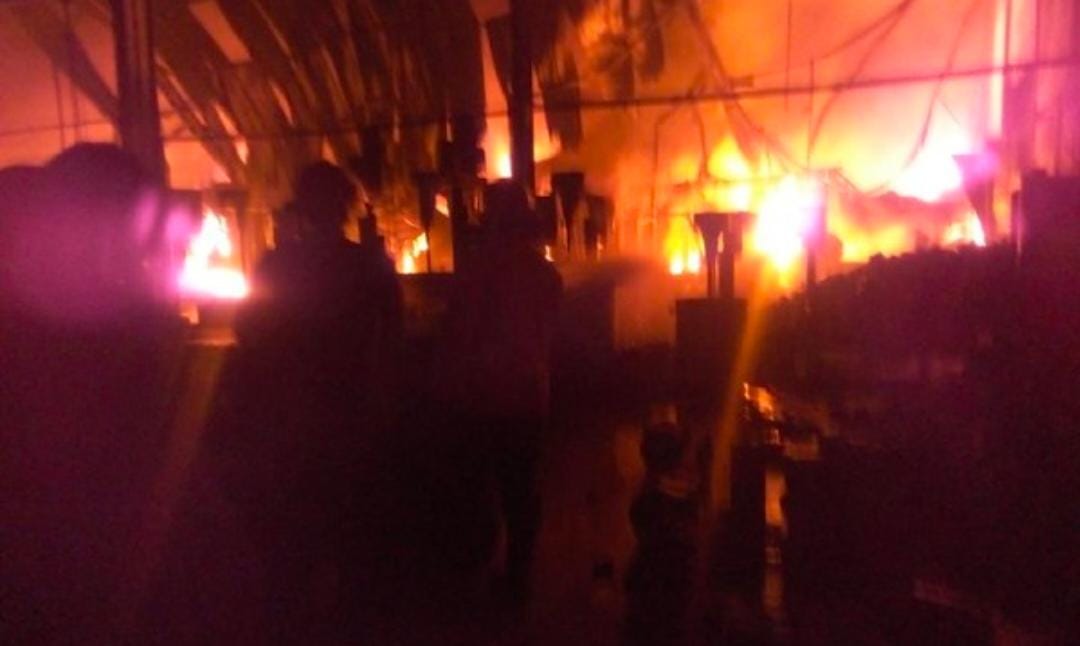 kebakaran Pabrik Cat di Sidoarjo Timbulkan Ledakan