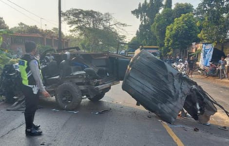 Adu Moncong MPV Isuzu Panther Vs Truk Tronton di Tuban 4 Orang Tewas