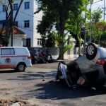 Alami Kecelakaan Tunggal, Honda Brio Tabrak Pembatas Hingga Terbalik