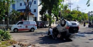 Alami Kecelakaan Tunggal, Honda Brio Tabrak Pembatas Hingga Terbalik
