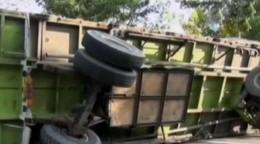 Gara Gara Kucing, Truk Tiba Tiba Terguling Hingga Alami Kerugian Ratusan Juta