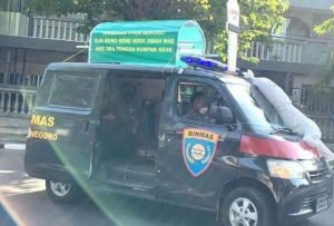 Hadapi PPKM Darurat, Sat Binmas Polres Bojonegoro Taruh Keranda Mayat Diatas Mobil