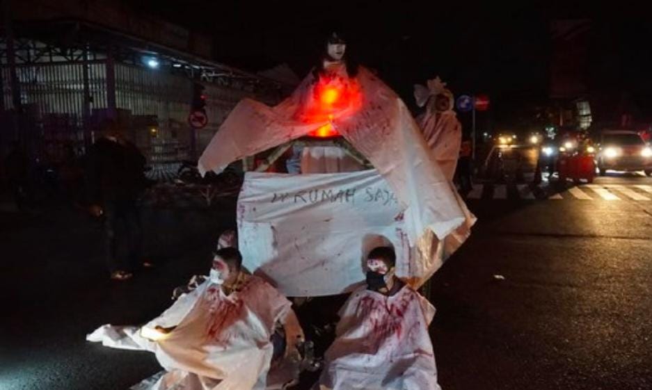 Selama PPKM Darurat, Anggota Polres Mojokerto Jadi Pocong Sama Kuntilanak