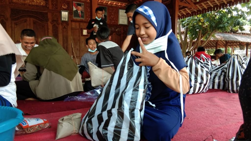 Kaisya Gadis Cilik Relawan Dapur Umum Peduli PPKM Pesantren Segoro Agung