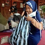 Kaisya Gadis Cilik Relawan Dapur Umum Peduli PPKM Pesantren Segoro Agung