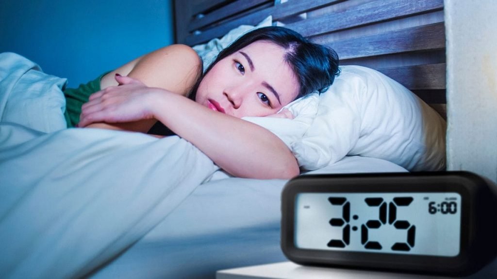 Tidur Terlalu Malam? Ini 7 Bahaya yang Mengintai Kesehatanmu!