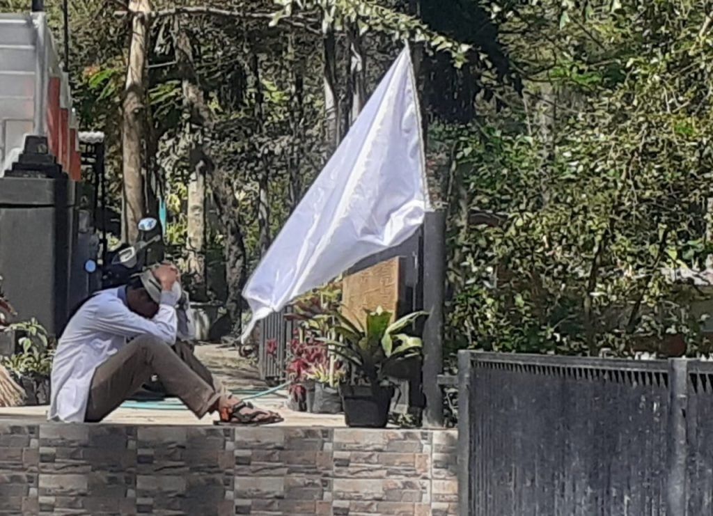 Gulung Tikar Karena PPKM Pelaku Usaha Di Mojokerto Kompak Kibarkan Bendera Putih