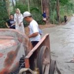Warga Secara Swadaya Memperbaiki Jalan Penghubung Dua Kabupaten Yang Rusak