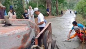 Warga Secara Swadaya Memperbaiki Jalan Penghubung Dua Kabupaten Yang Rusak