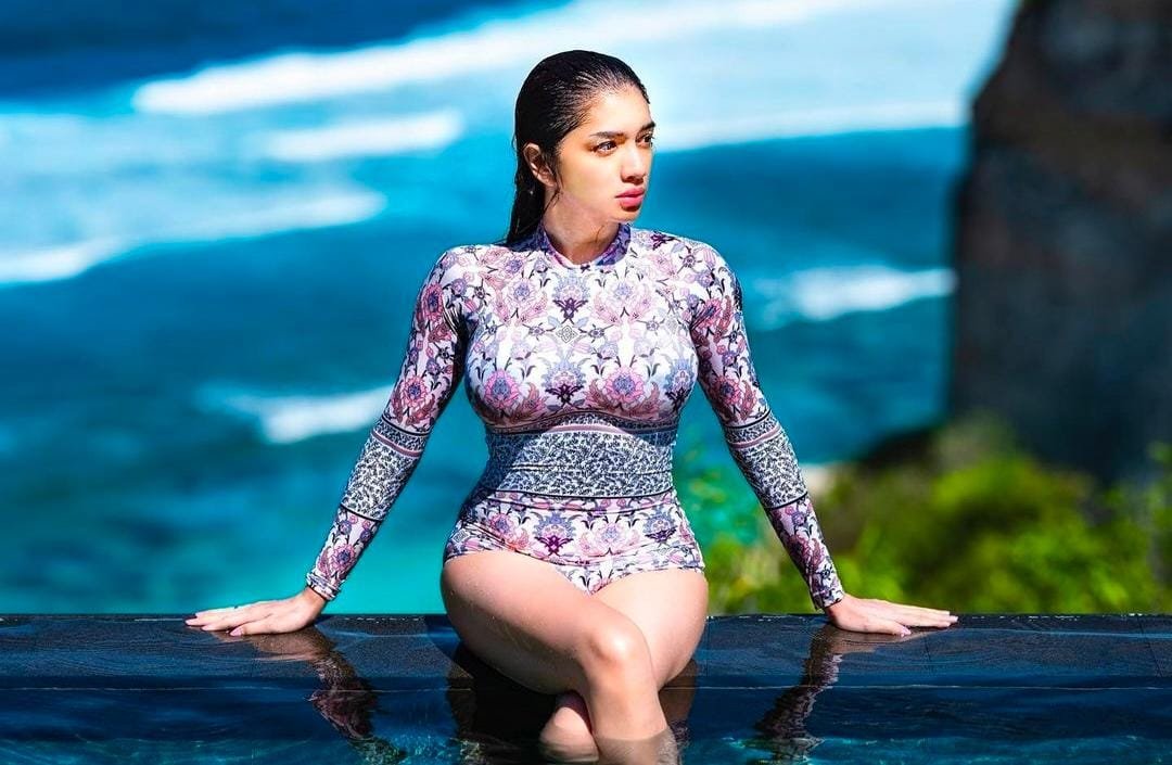 Netizen Sebut Foto Seksi Angel Karamoy Bikin Nambah Imun Selama PPKM Netizen Sebut Foto Seksi Angel Karamoy Bikin Nambah Imun Selama PPKM