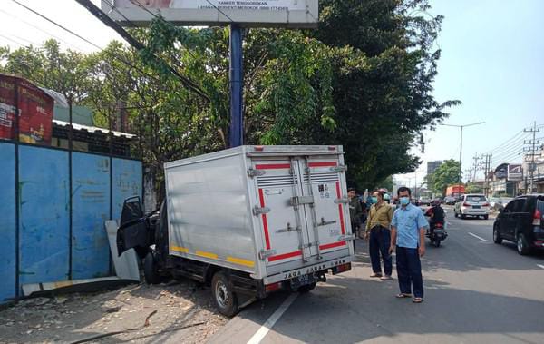 Kecelakaan Mobil Boks Tabrak Reklame di Sidoarjo, Sopirnya Langsung Tewas