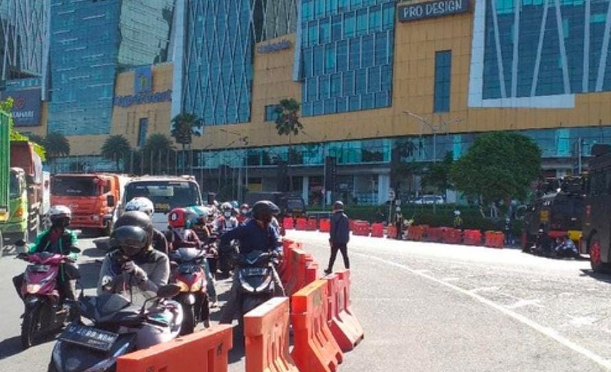 PPKM Darurat, Bundaran Waru Ditutup Hingga 20 Juli, Jalan Tikus Menuju Surabaya Makin Sesak