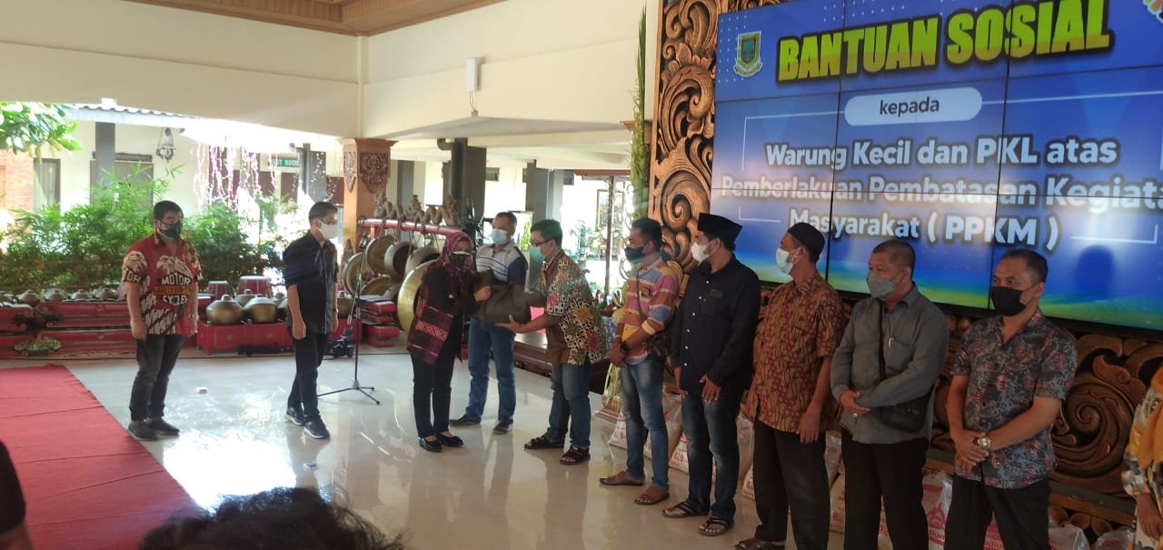 Peduli Warga Terdampak PPKM Darurat Forum CSR Kota Mojokerto Bersama Pemkot Mojokerto Salurkan Bantuan 1000 Paket Sembako