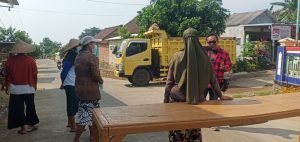 Petugas Tutup Mata Galian C Milik Sukiyat Langgar Aturan, Warga Geruh Akhirnya Blokade Jalan Truk Galian
