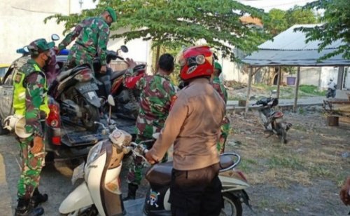 Posting Kerumunan di Gantangan Burung Pria Di Gresik Jadi Sansak Hidup