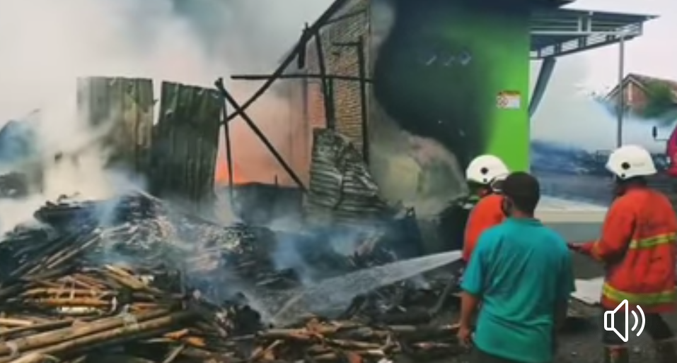 Niat Bakar Sampah, Gudang Ronsokan Di Bangun Habis Ikut Terbakar