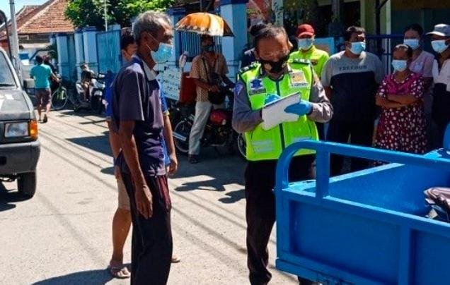 Tabrak Truk Parkir Pemotor Roda Tiga Di Jombang Tewas Di Lokasi