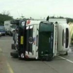 Truk Box Muatan Susu Terguling, Kondisi Sopir Bikin Geleng Geleng