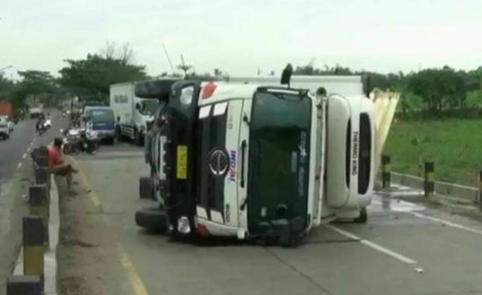 Truk Box Muatan Susu Terguling, Kondisi Sopir Bikin Geleng Geleng