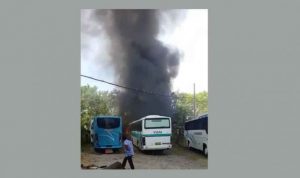 Bus di Surabaya Terbakar Akibat Bakar Bakar Sampah