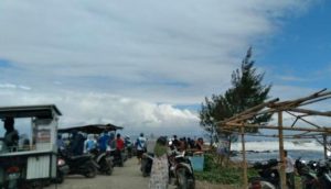 Dihantam Ombak Setinggi 4 Meter Pantai Lancer Puluhan Nelayan Hampir Tersapu Ombak