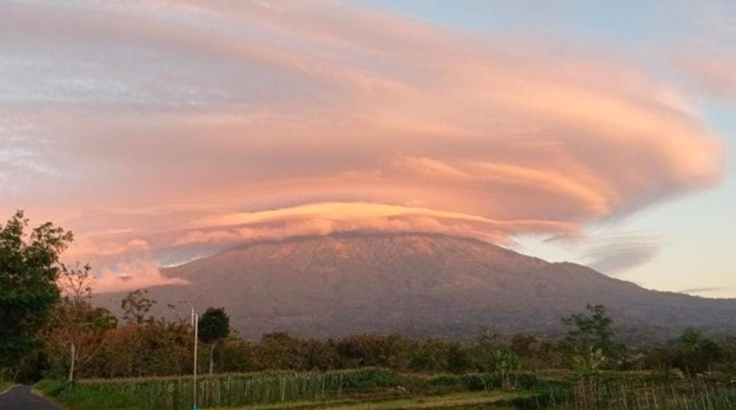 Gunung Lawu Bertopi Awan Selama Dua Hari, Ini kata BMKG Nganjuk