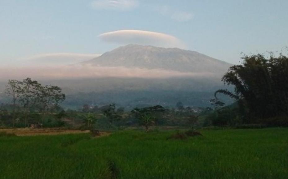 Gunung Lawu Dipayungi Awan Bertopi Bikin Heboh