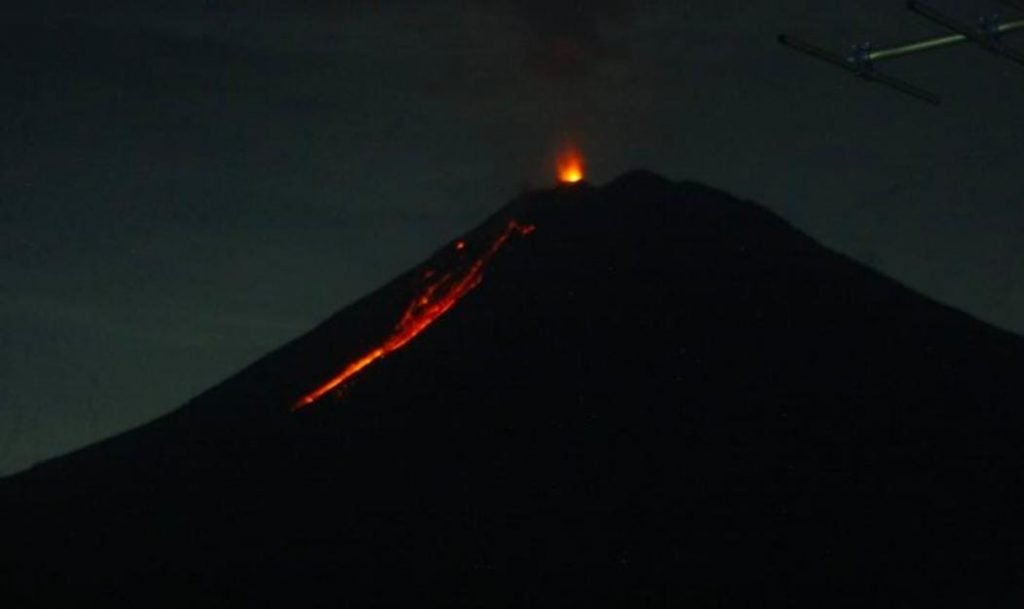 Gunung Semeru Terpantau Muntahkan Guguran Lava Pijar
