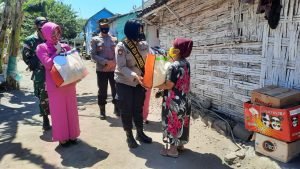 Hari Jadi Polwan dan HKGB, Polwan Polres Mojokerto Bagikan Ratusan Paket Sembako