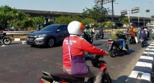 Hari Terakhir PPKM Penyekatan Bundaran Waru, Petugas Masih Kucing Kucingan