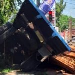 Truk Bermuatan Kayu Terguling Menimpa 2 Motor Dan Minibus
