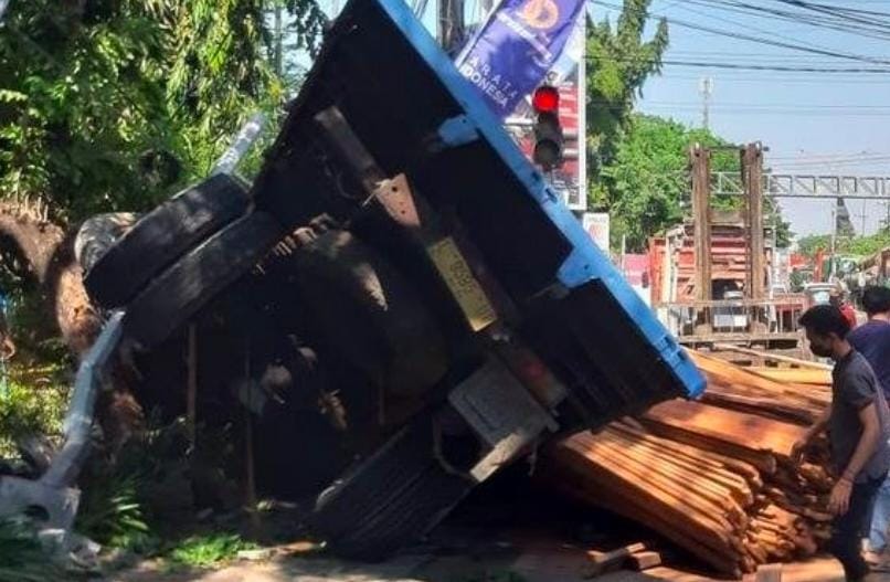 Truk Bermuatan Kayu Terguling Menimpa 2 Motor Dan Minibus