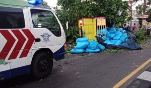 Kecelakaan Truk Tabrak Pohon Sempat Bikin Macet Jalan di Jombang