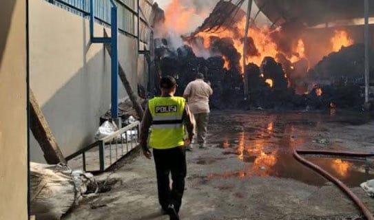 Gudang Pabrik Plastik CV Victori Sidoarjo Kebakaran, Ketugian Capai 200 Juta Gudang Pabrik Plastik CV Victori Sidoarjo Kebakaran, Ketugian Capai 200 Juta