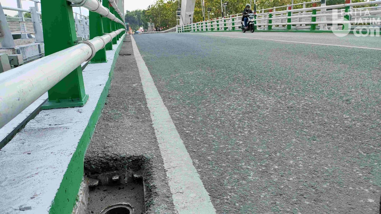 Puluhan Plat Besi Penyaring Air Jembatan Sosrodilogo Raib di Gondol Maling