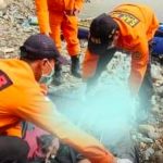 Dua Pemancing Tersapu Ombak Satu Orang 