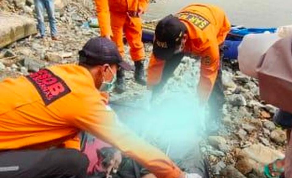 Dua Pemancing Tersapu Ombak Satu Orang Dua Pemancing Tersapu Ombak Satu Orang