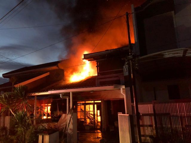 Kebakaran Di Pondok Nirwana Rungkut Hanguskan Rumah Konveksi