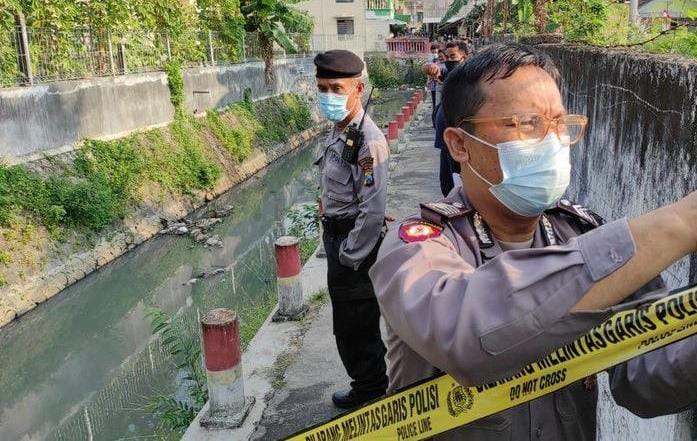 Penemuan Mayat Bayi Mengapung di Sungai Gegerkan Warga Penemuan Mayat Bayi Mengapung di Sungai Gegerkan Warga
